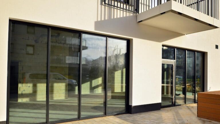 Fachada de local comercial relacionada con la licencia de actividad