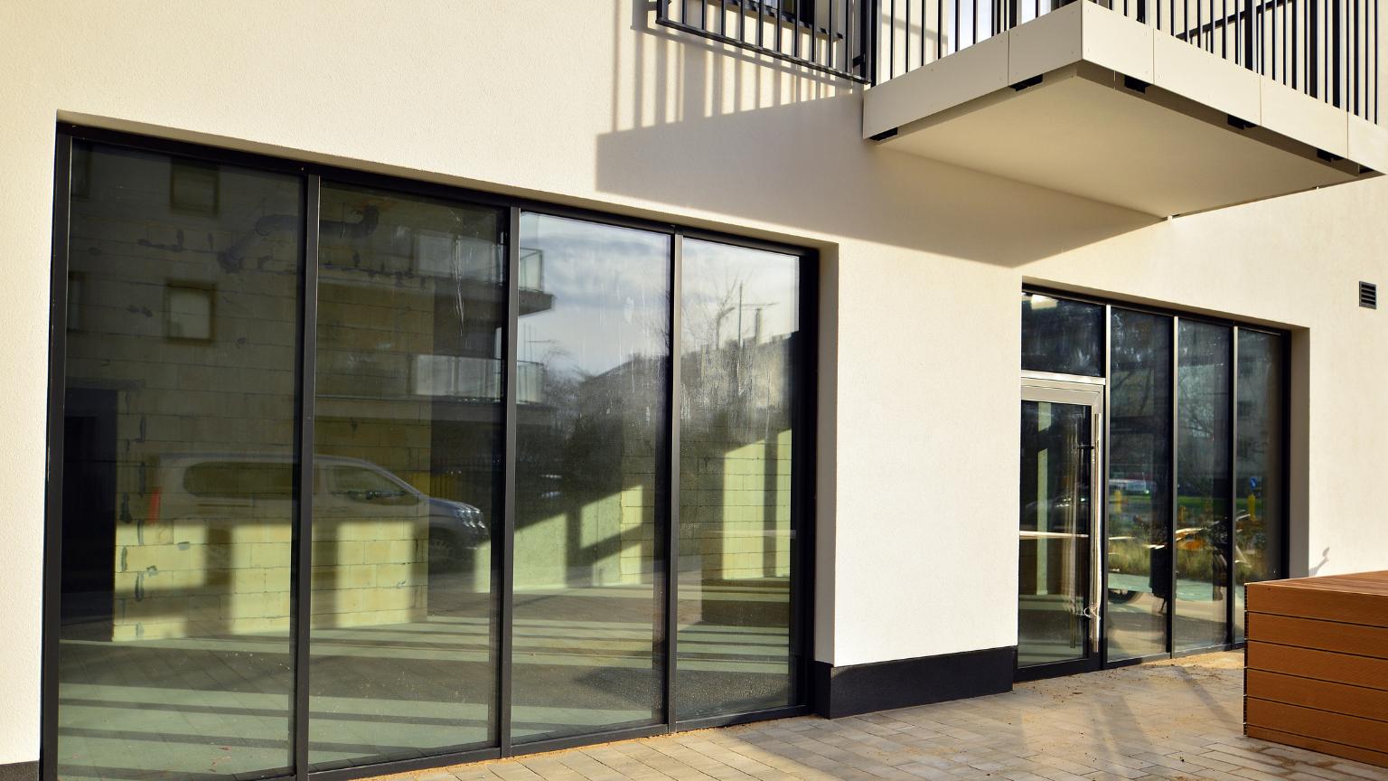 Fachada de local comercial relacionada con la licencia de actividad