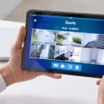 Sistema de seguridad moderno con cámaras y alarmas para proteger hogares y negocios de forma inteligente