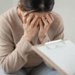 Consulta tranquila entre paciente adulto y psiquiatra en clínica