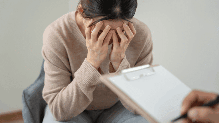 Consulta tranquila entre paciente adulto y psiquiatra en clínica