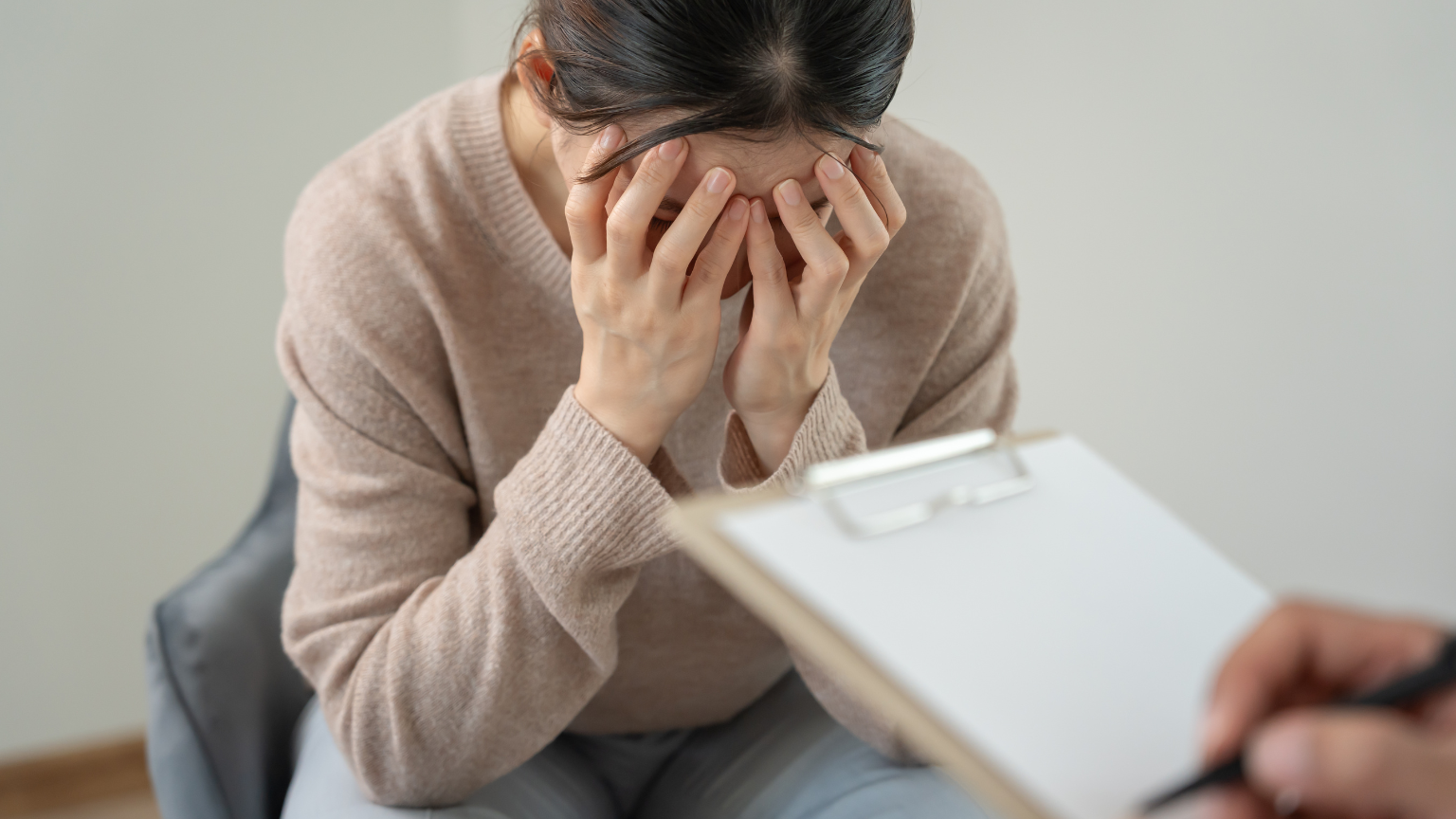 Consulta tranquila entre paciente adulto y psiquiatra en clínica