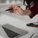 Mujer emprendedora recibiendo asesoría en consultoría de marketing digital para su negocio.