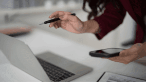 Mujer emprendedora recibiendo asesoría en consultoría de marketing digital para su negocio.