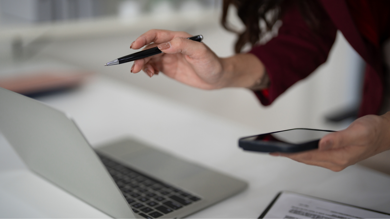 Mujer emprendedora recibiendo asesoría en consultoría de marketing digital para su negocio.