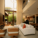 Servicios de interiorismo aplicados en salón funcional con decoración cálida.