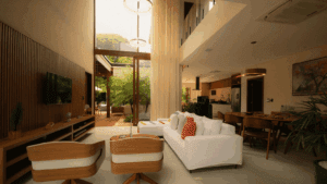 Servicios de interiorismo aplicados en salón funcional con decoración cálida.