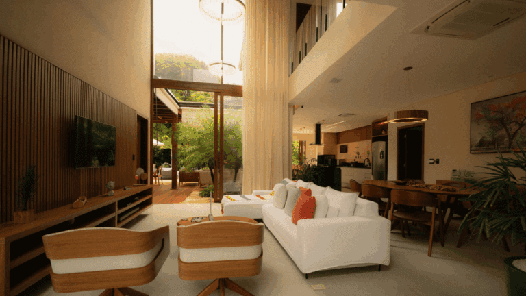 Servicios de interiorismo aplicados en salón funcional con decoración cálida.