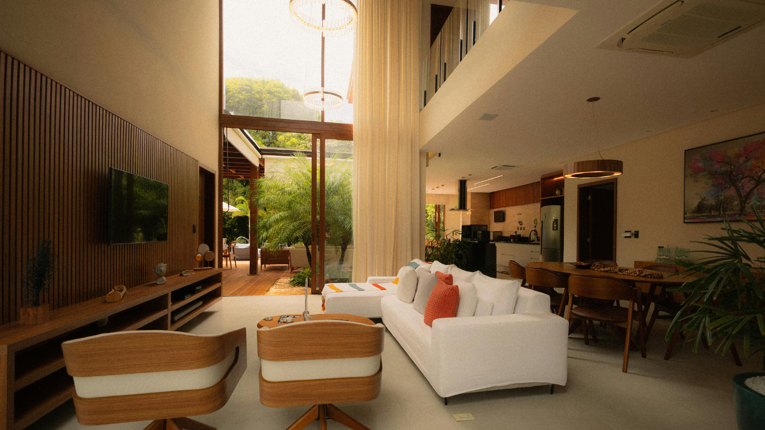 Servicios de interiorismo aplicados en salón funcional con decoración cálida.