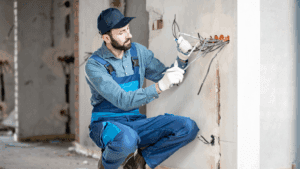 Técnico de una empresa de mantenimiento industrial realizando trabajos en un hogar.