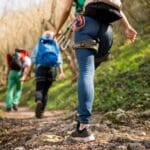 Grupo de personas participando en actividades rurales al aire libre para reconectar con la naturaleza en un entorno sostenible