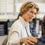 Psicología clínica en consulta acogedora con apoyo cercano y lenguaje simple.