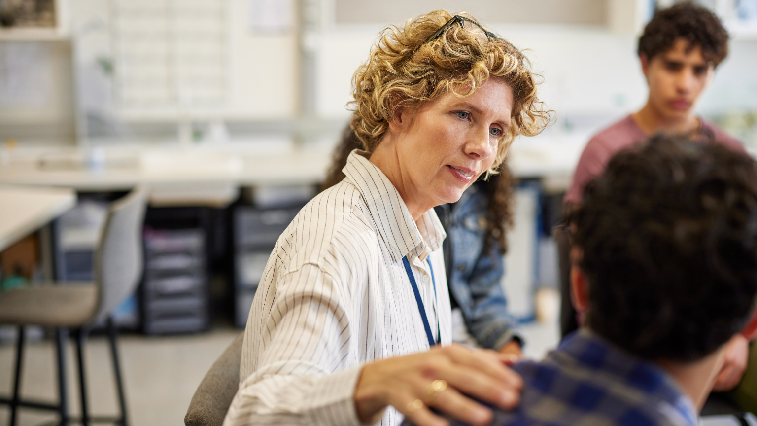 Psicología clínica en consulta acogedora con apoyo cercano y lenguaje simple.