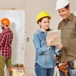 Arquitecto revisando planos y permisos de obra para reforma integral en Barcelona