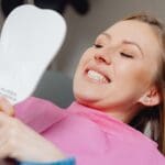 Paciente sonriendo después de tratamiento dental estético en clínica moderna de Barcelona