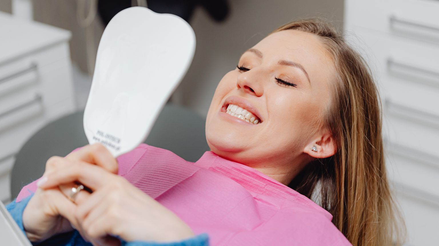 Paciente sonriendo después de tratamiento dental estético en clínica moderna de Barcelona