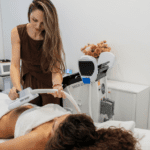 Aplicación de tratamiento corporal con aparatología estética.