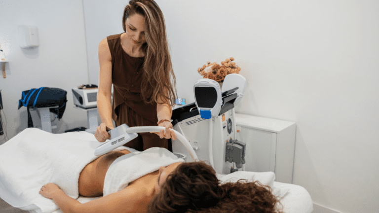 Aplicación de tratamiento corporal con aparatología estética.