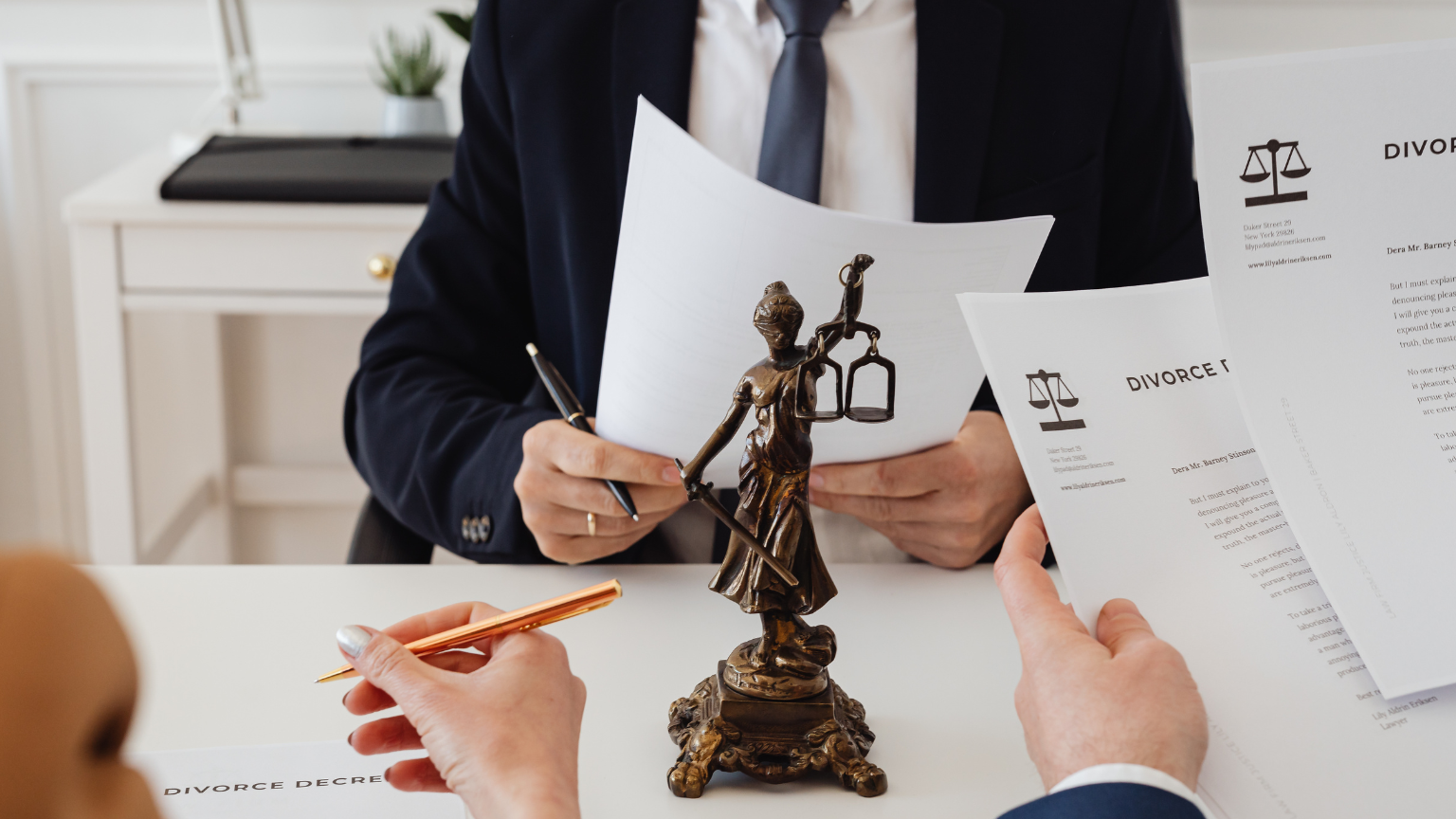 Escena de peritaje jurídico en proceso de divorcio con abogados y documentos legales sobre la mesa.