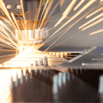 Proceso de limpieza industrial con tecnología láser en maquinaria de fábrica