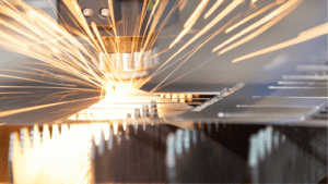 Proceso de limpieza industrial con tecnología láser en maquinaria de fábrica