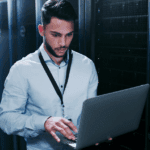 Equipo técnico realizando mantenimiento de páginas web profesional.