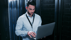 Equipo técnico realizando mantenimiento de páginas web profesional.