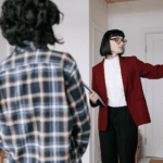 Pareja recibiendo asesoría de servicios inmobiliarios Fuerteventura para vender su casa