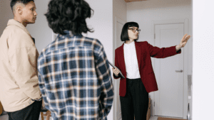 Pareja recibiendo asesoría de servicios inmobiliarios Fuerteventura para vender su casa