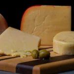 Textura interior de un queso de oveja artesano durante la cata.