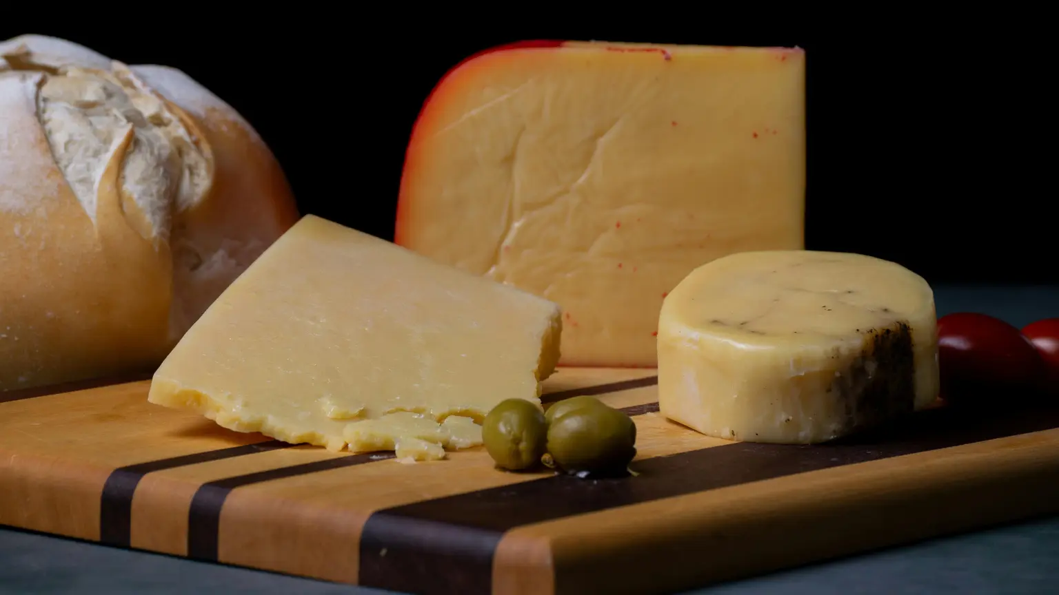 Textura interior de un queso de oveja artesano durante la cata.