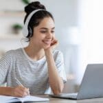 Persona practicando conversación en inglés desde casa con clases online personalizadas.