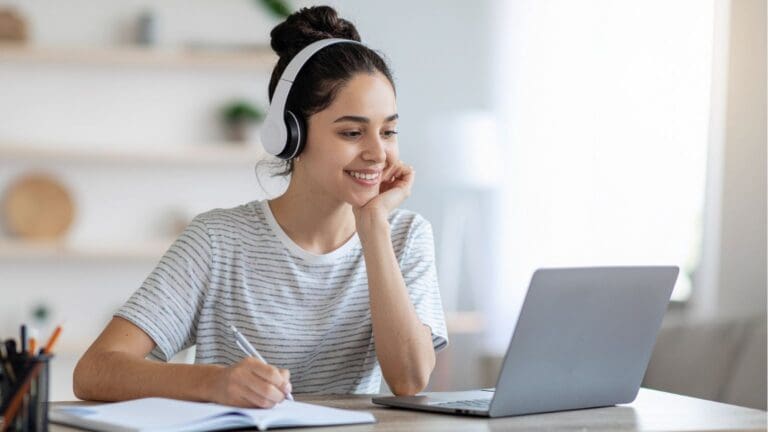 Persona practicando conversación en inglés desde casa con clases online personalizadas.