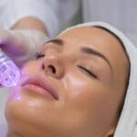 Mujer recibiendo tratamiento facial profesional según su tipo de piel en un centro de estética avanzada