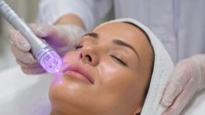 Mujer recibiendo tratamiento facial profesional según su tipo de piel en un centro de estética avanzada