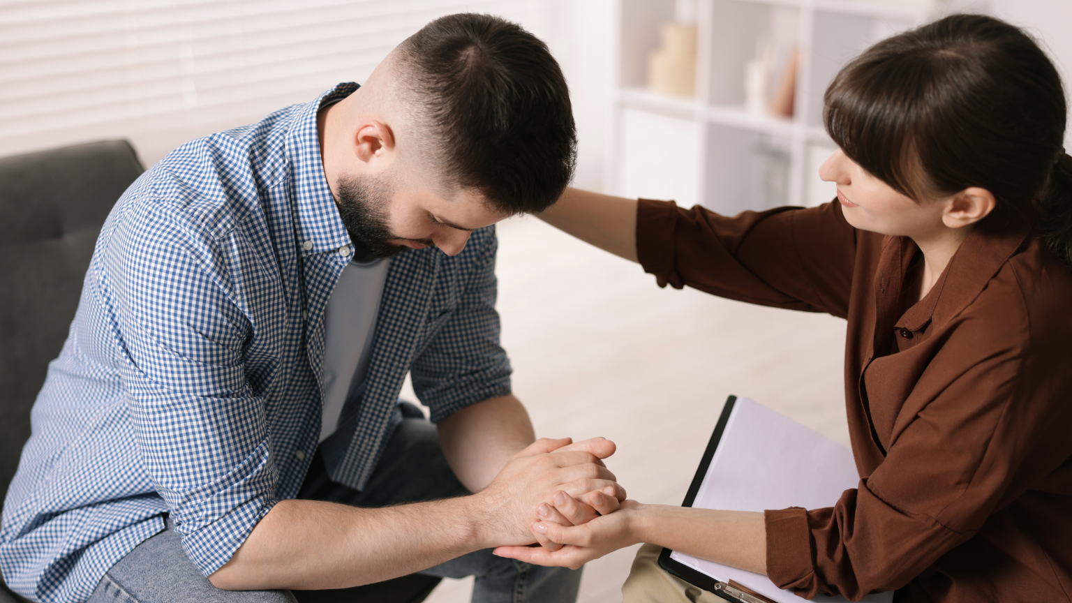 Apoyo emocional y servicios psicológicos en un espacio de terapia presencial.