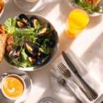 Cafetería con brunch y cócteles como parte de los servicios gastronómicos