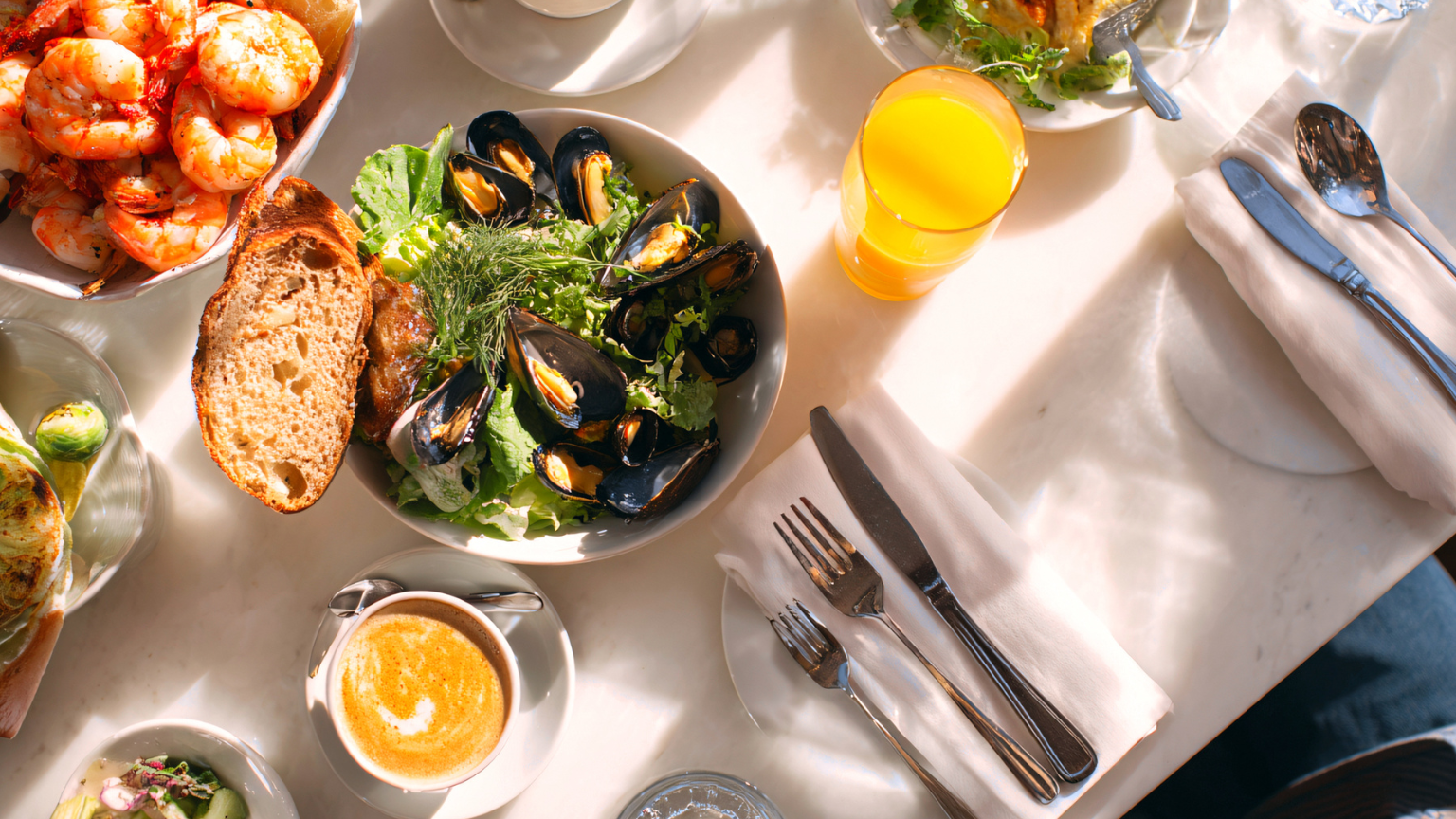 Cafetería con brunch y cócteles como parte de los servicios gastronómicos