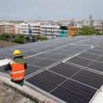Placas solares como parte de sistemas fotovoltaicos en un edificio