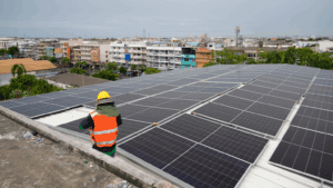 Placas solares como parte de sistemas fotovoltaicos en un edificio
