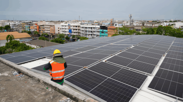 Placas solares como parte de sistemas fotovoltaicos en un edificio