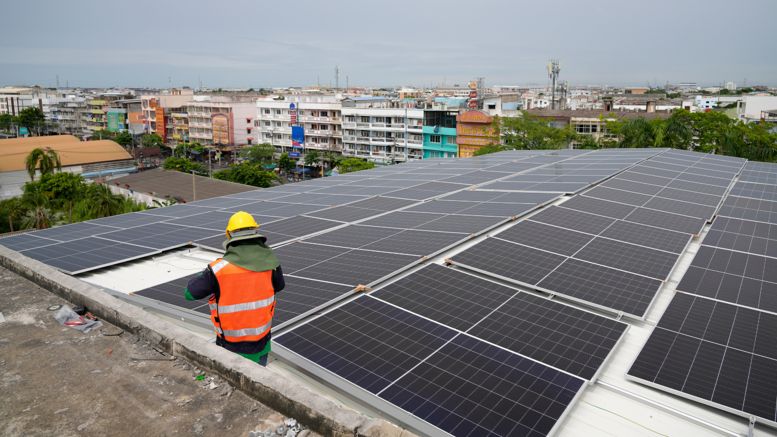 Placas solares como parte de sistemas fotovoltaicos en un edificio