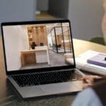 Propuesta de diseño de interiores online presentada desde un portátil con planos, paletas de color y materiales