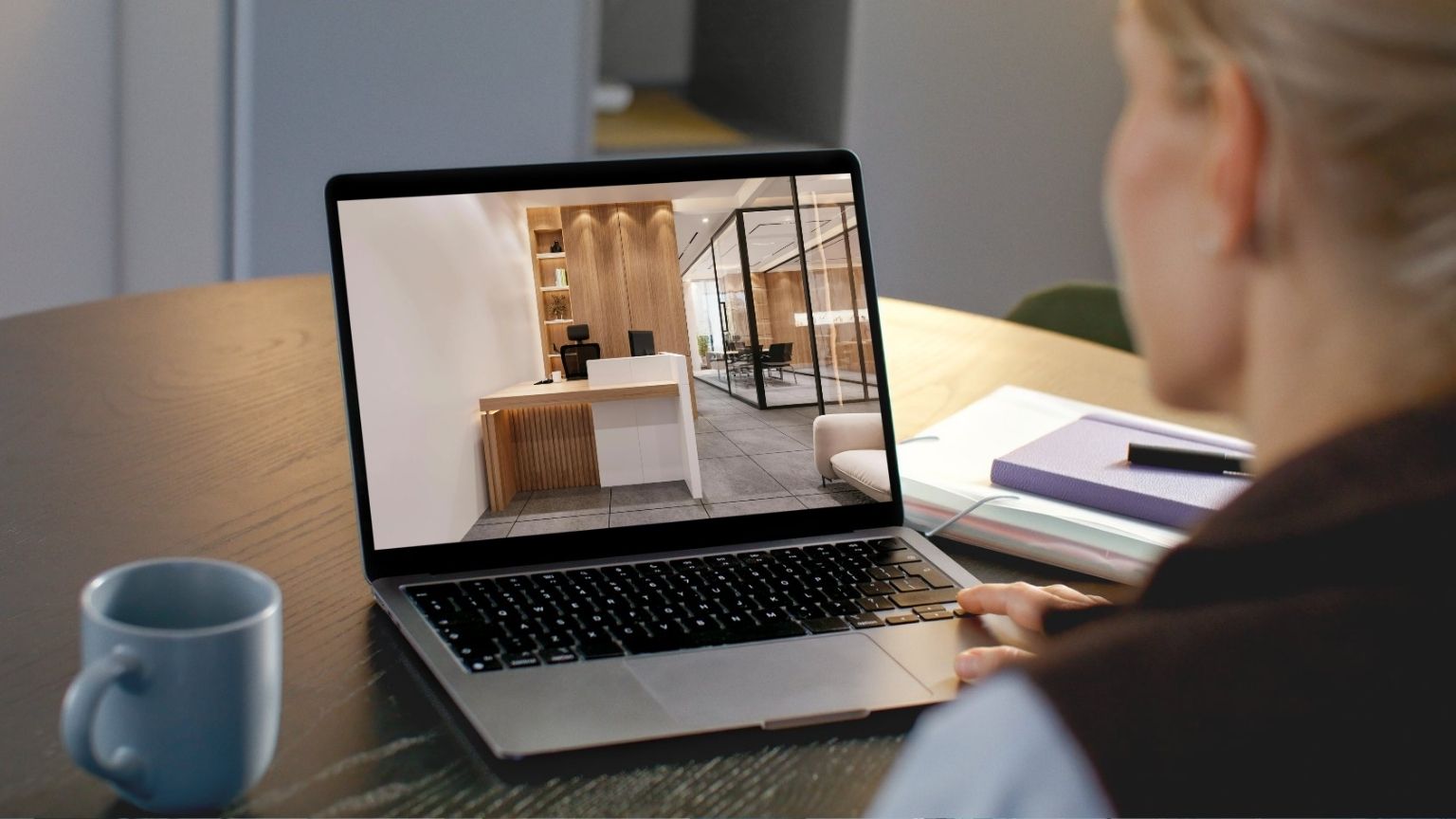 Propuesta de diseño de interiores online presentada desde un portátil con planos, paletas de color y materiales