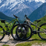 Bicicletas de montaña eléctricas con fondo de paisaje alpino