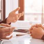 Reunión de asesoría laboral entre abogado y trabajador en oficina