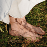 Mujer en calma reconectando con su cuerpo en la naturaleza