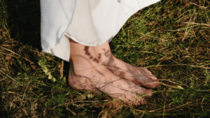 Mujer en calma reconectando con su cuerpo en la naturaleza