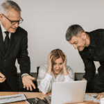 Equipo directivo preocupado revisando datos empresariales en una reunión.