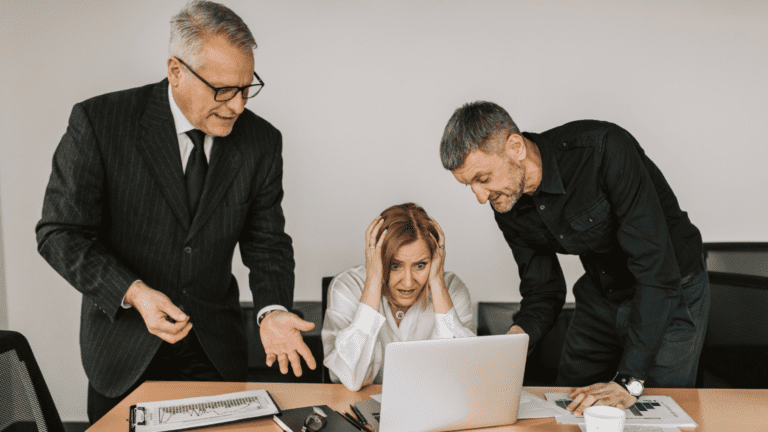 Equipo directivo preocupado revisando datos empresariales en una reunión.